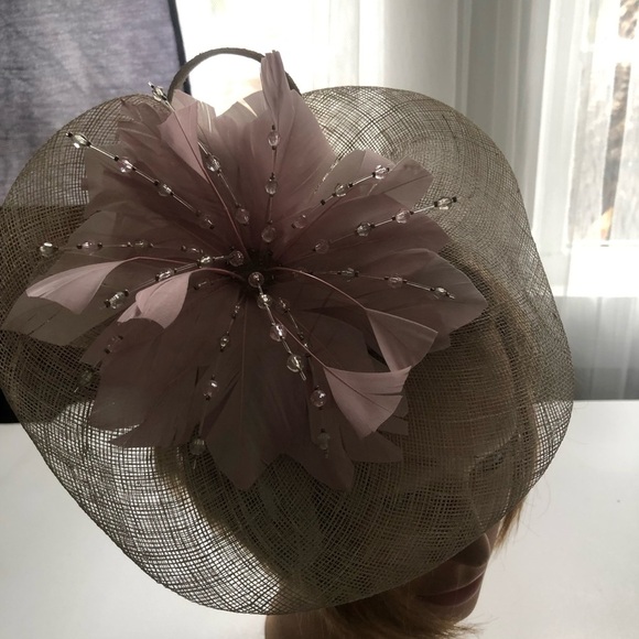 Elegant Pink Fascinator Hat by Jacques Vert. Classy fascinator in pinks. - Picture 6 of 8